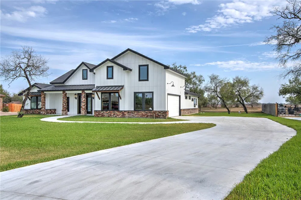 5490 Lonesome Dove Robstown, TX 78380