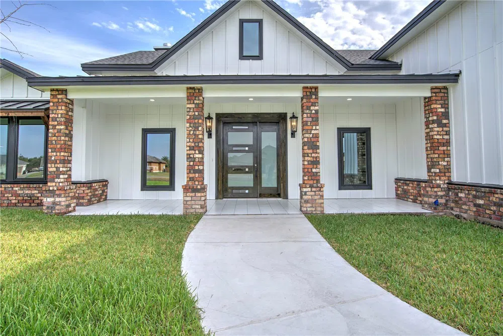 5490 Lonesome Dove Robstown, TX 78380
