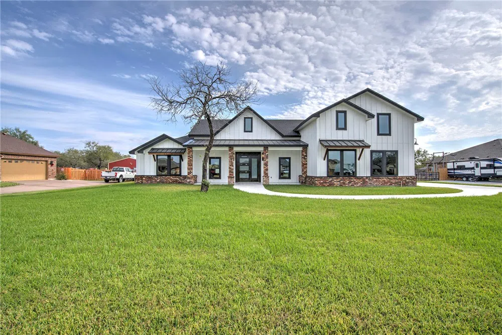 5490 Lonesome Dove Robstown, TX 78380