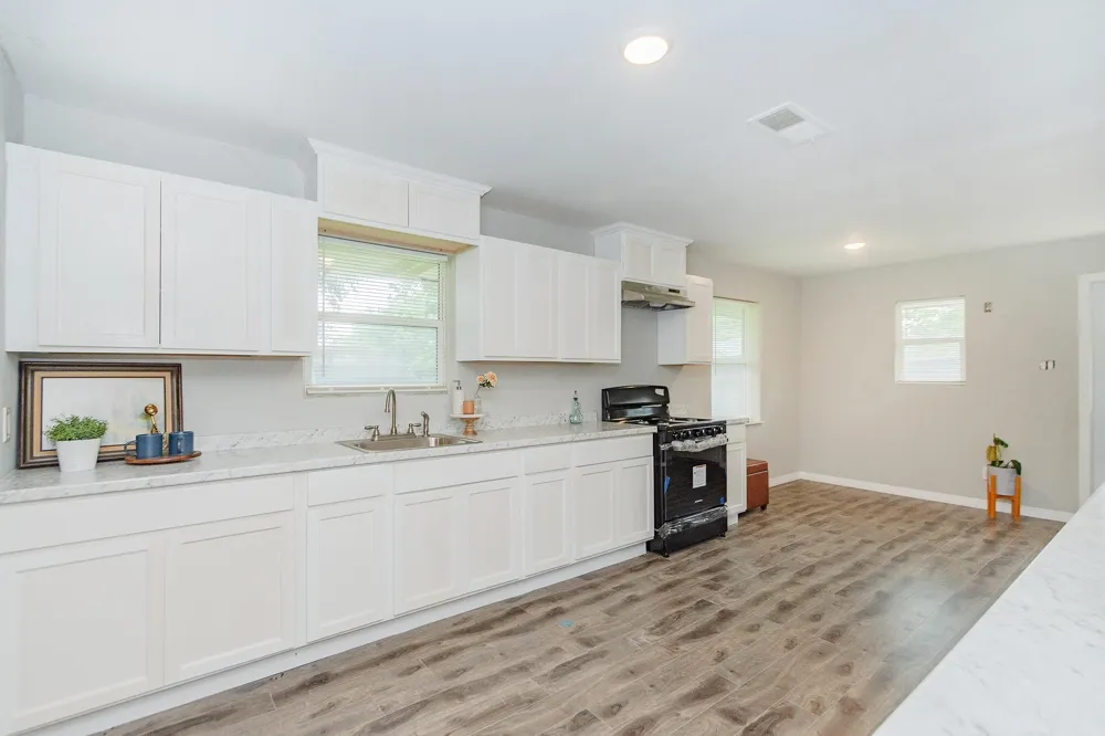 2002 Nottingham Street Pasadena, TX 77502