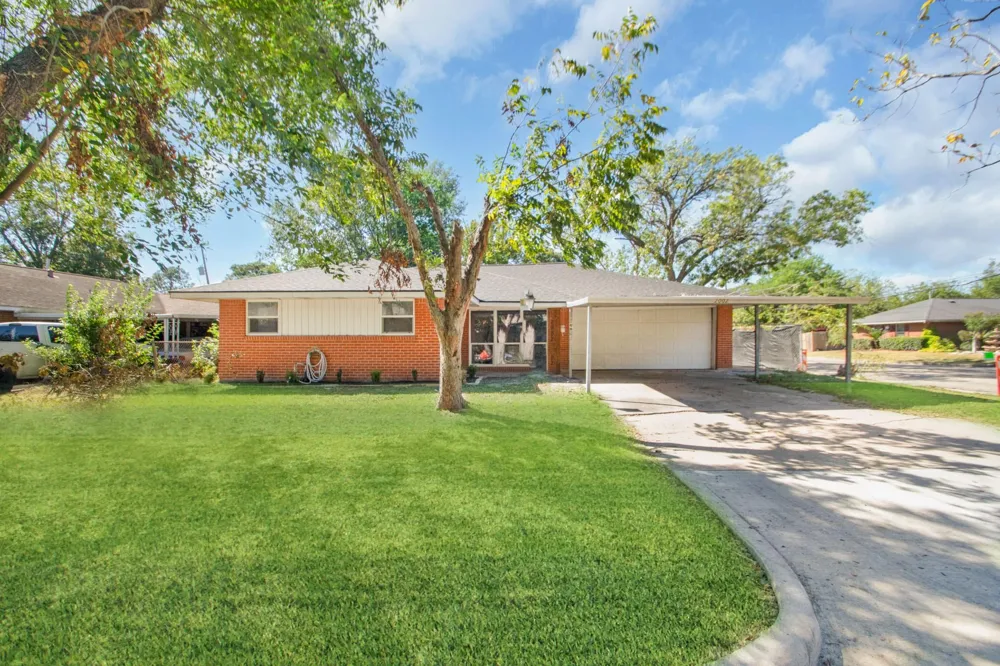 2002 Nottingham Street Pasadena, TX 77502
