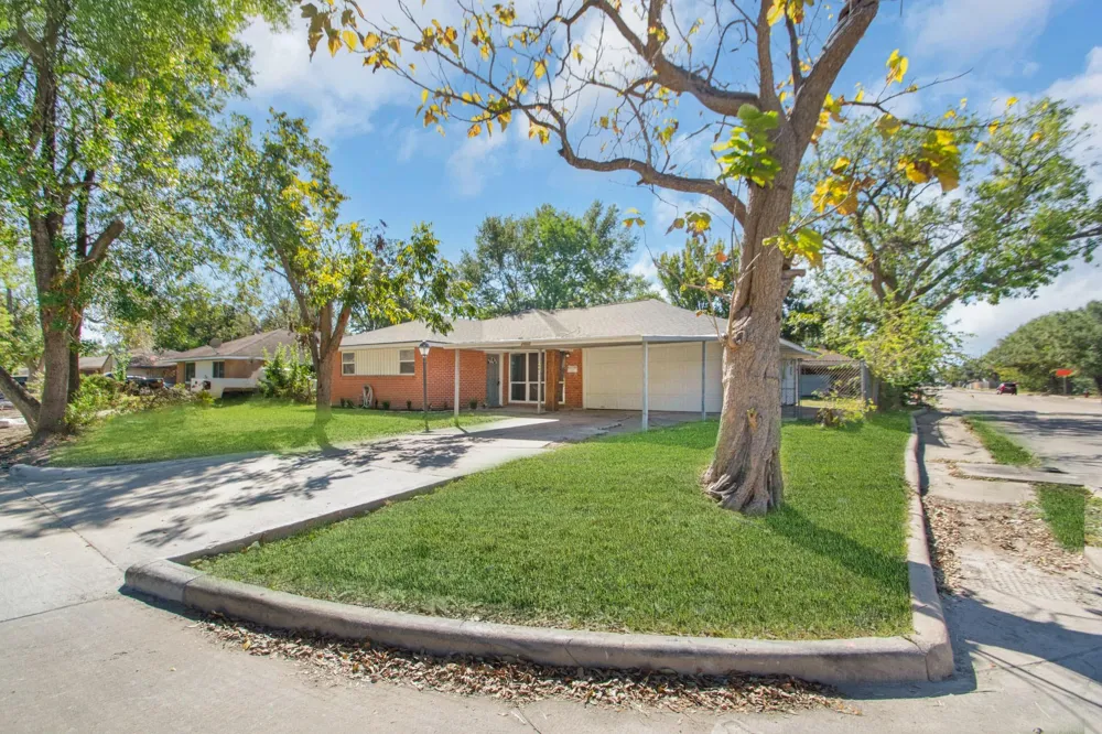 2002 Nottingham Street Pasadena, TX 77502