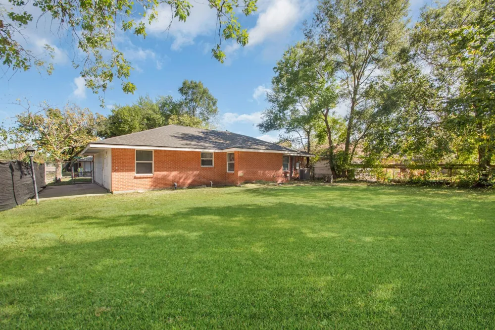 2002 Nottingham Street Pasadena, TX 77502