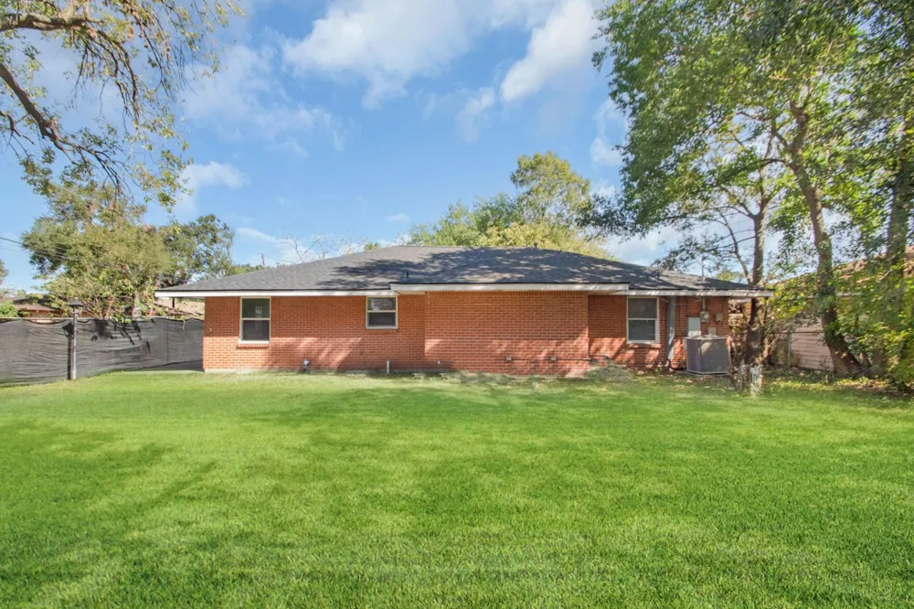2002 Nottingham Street Pasadena, TX 77502