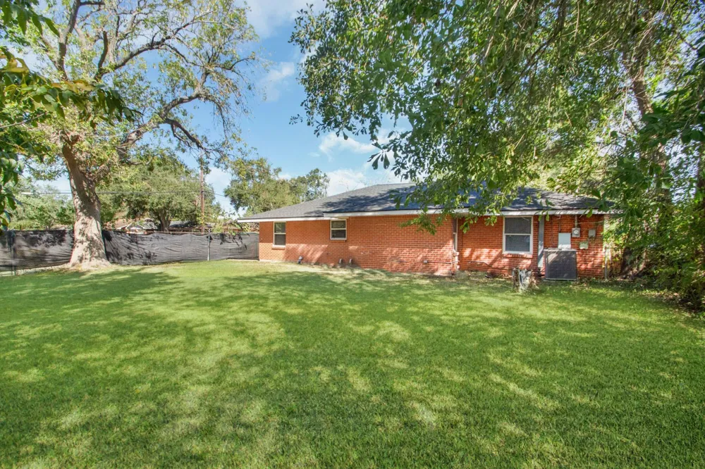 2002 Nottingham Street Pasadena, TX 77502