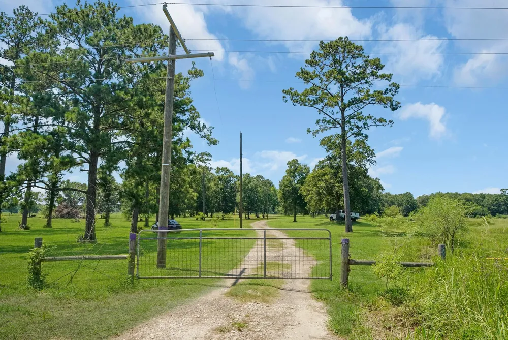 39360 Highway 105 Saratoga, TX 77585