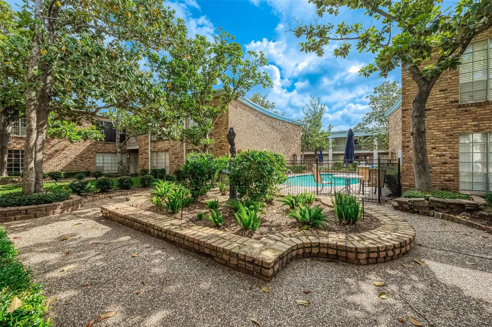 2121 Fountain View Drive #22 Houston, TX 77057