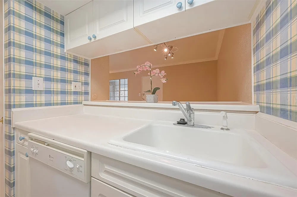 2121 Fountain View Drive #22 Houston, TX 77057