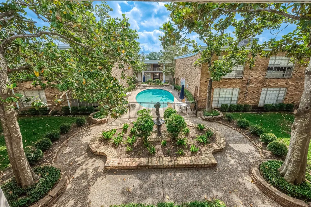 2121 Fountain View Drive #22 Houston, TX 77057