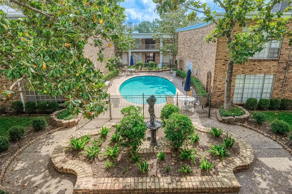 2121 Fountain View Drive #22 Houston, TX 77057