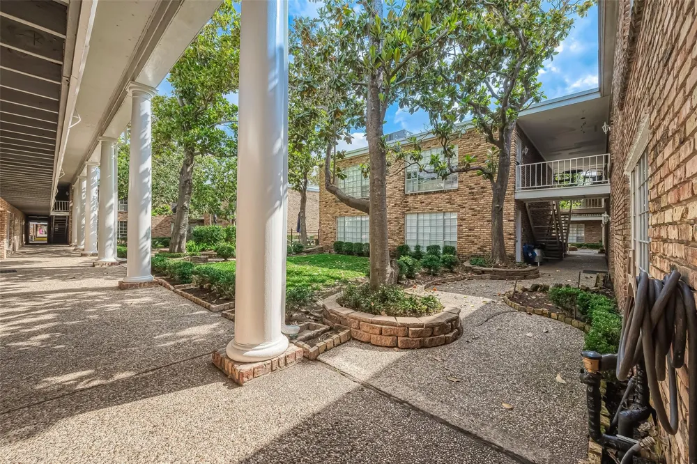 2121 Fountain View Drive #22 Houston, TX 77057