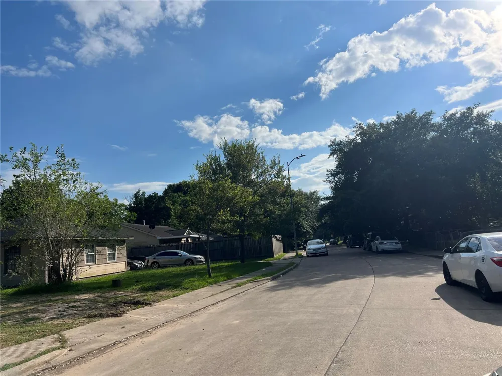 5534 Bataan Road Houston, TX 77033