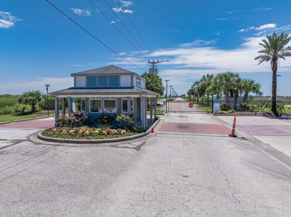 4 Loggerhead Hitchcock, TX 77563