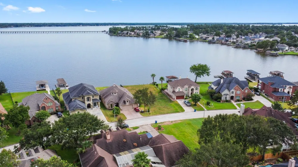 8826 Cross Country Drive Houston, TX 77346