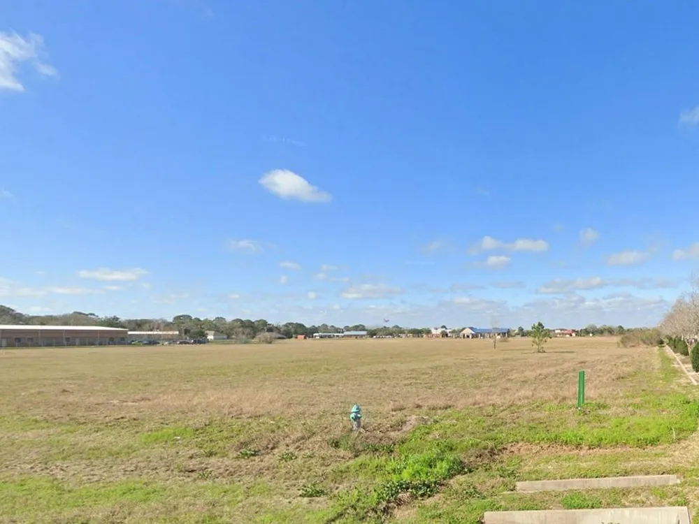 1 North Valderas Angleton, TX 77515