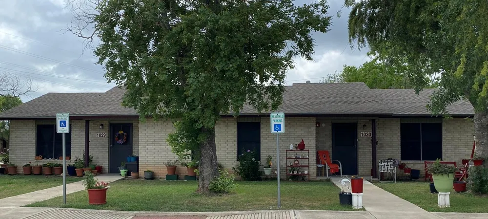 1200 Meadow Park Lockhart, TX 78644