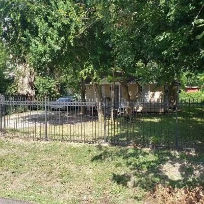 408 Robert Lee Houston, TX 77009