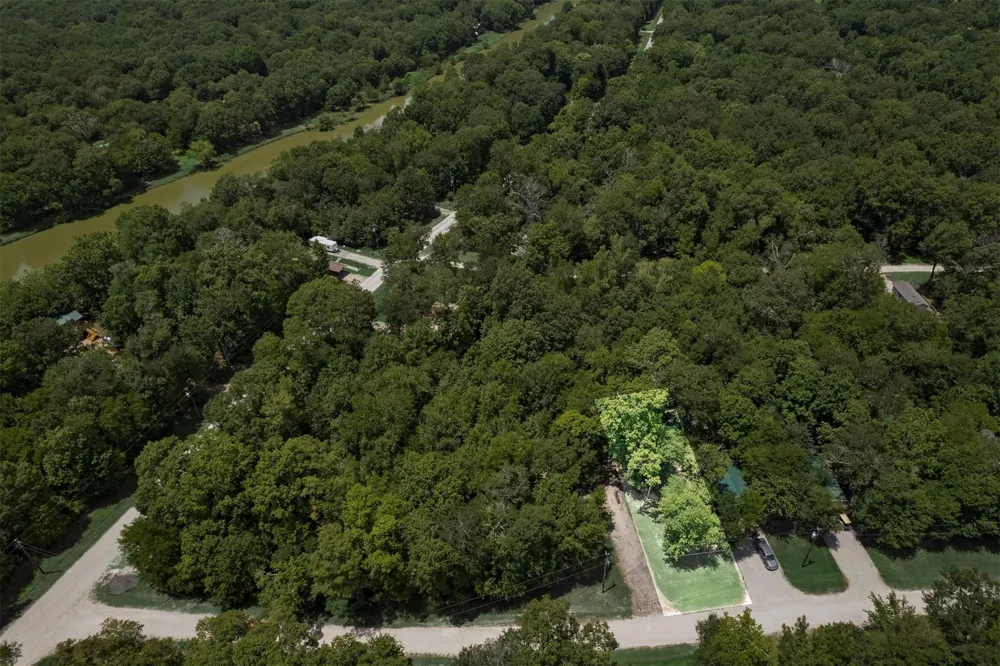 61 Shoreline Drive Cleveland, TX 77327