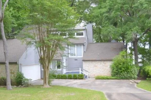 241 SE Lake Oaks Boulevard Boulevard NE