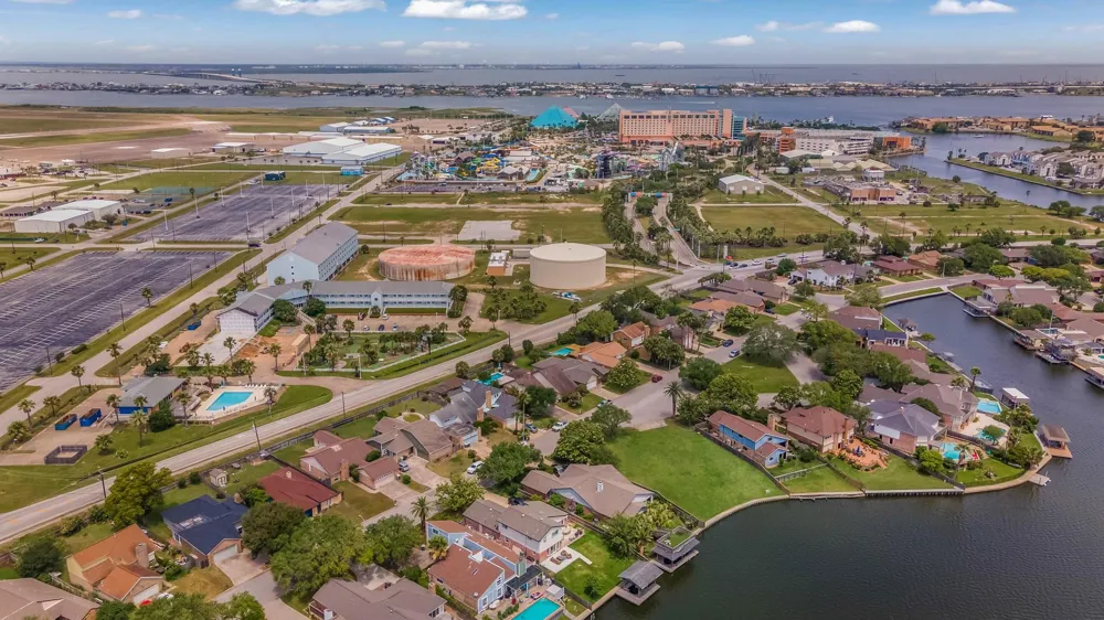 22 Lakeview Drive Galveston, TX 77551