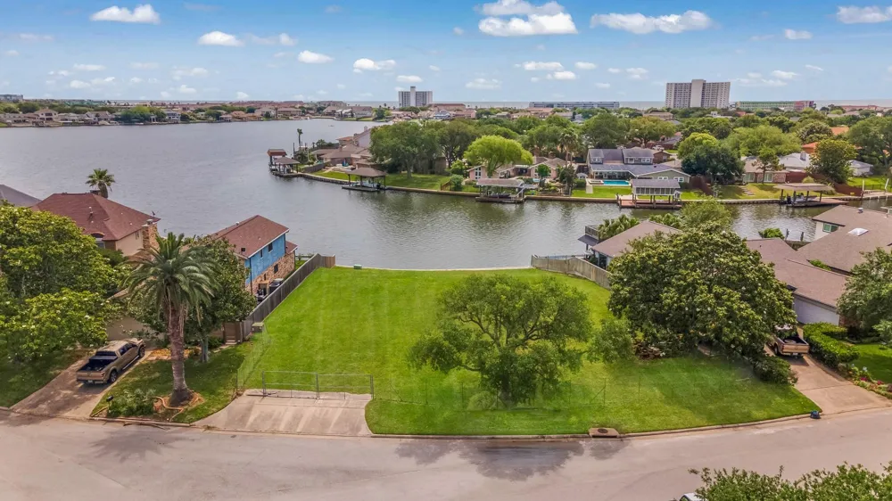 22 Lakeview Drive Galveston, TX 77551