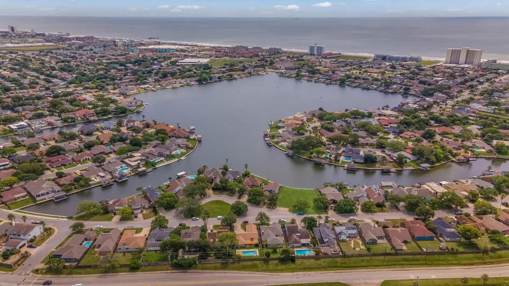22 Lakeview Drive Galveston, TX 77551