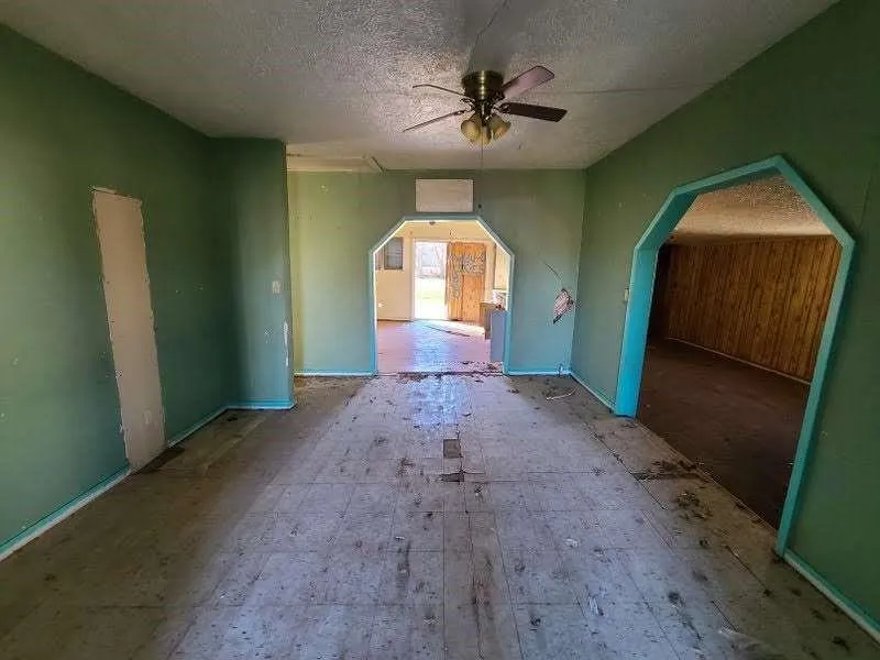 306 E Ida Avenue Electra, TX 76360