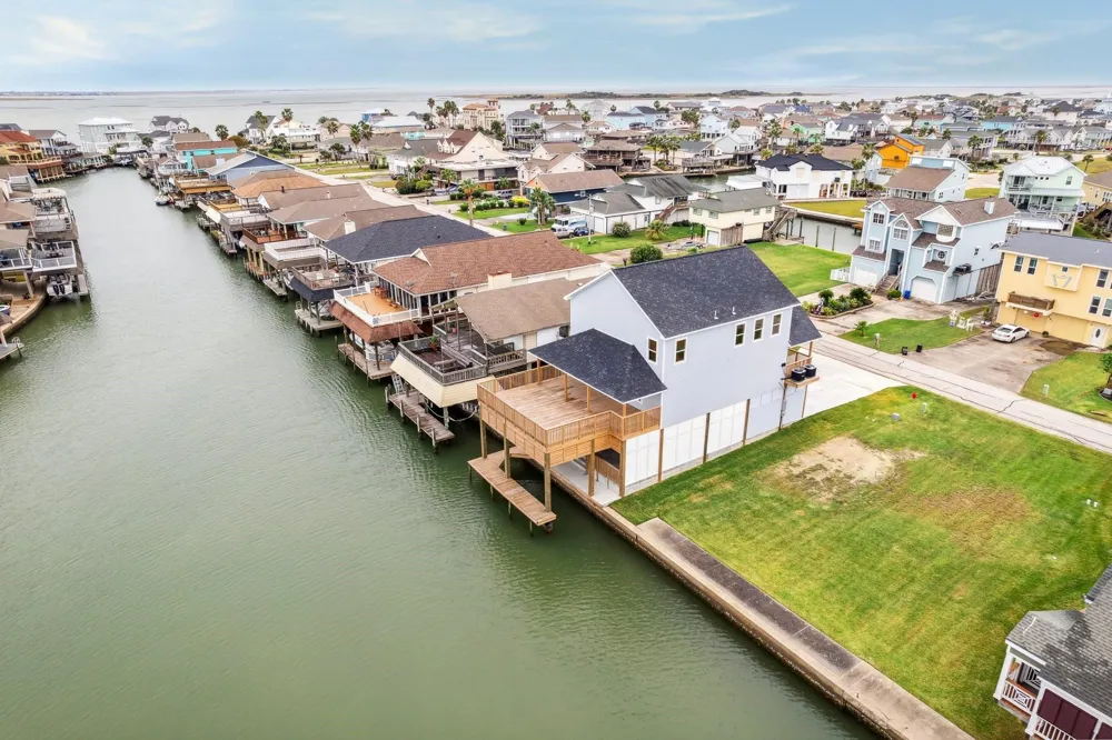 230 Bora Bora Drive Tiki Island, TX 77554
