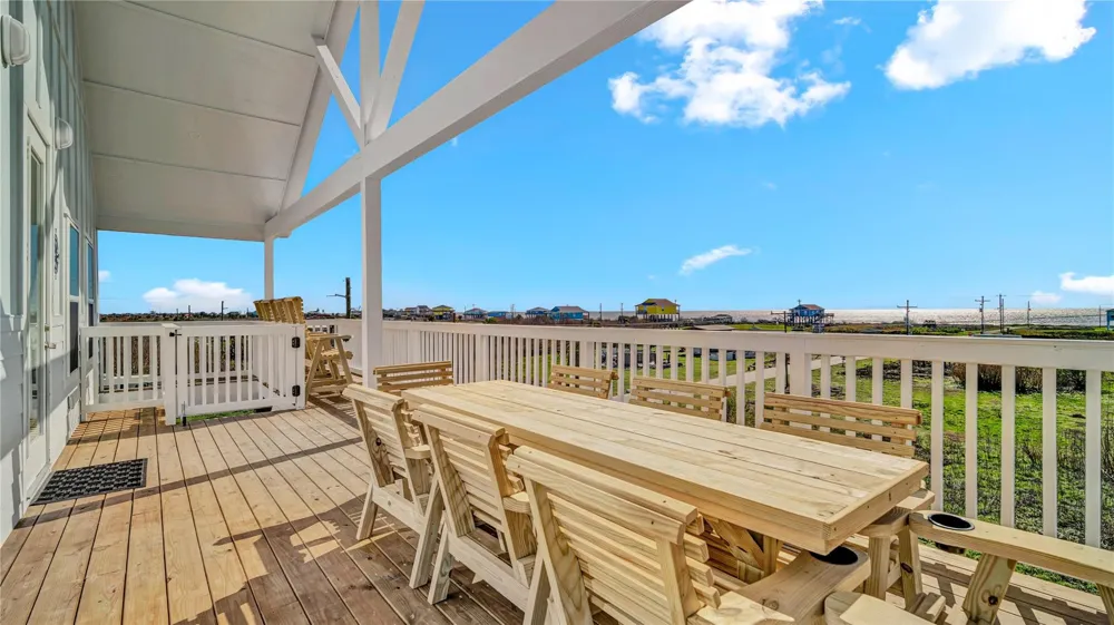 1389 Featherstone Avenue Gilchrist, TX 77617
