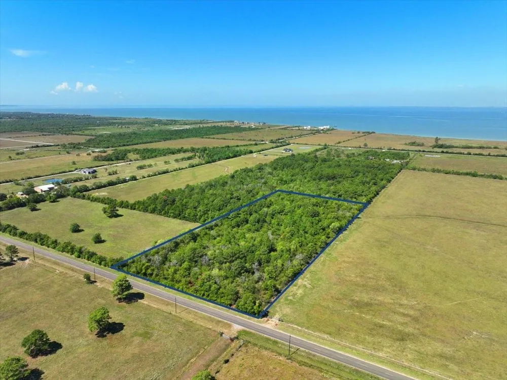 6246 Eagle Road Anahuac, TX 77514