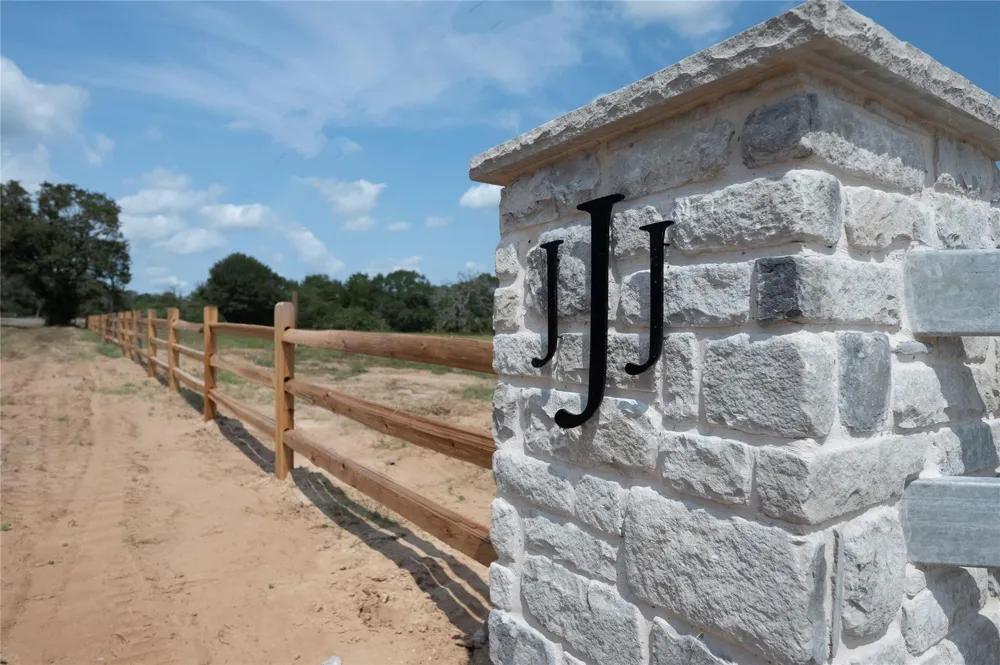293 Bellwood Lake Lane Bellville, TX 77418