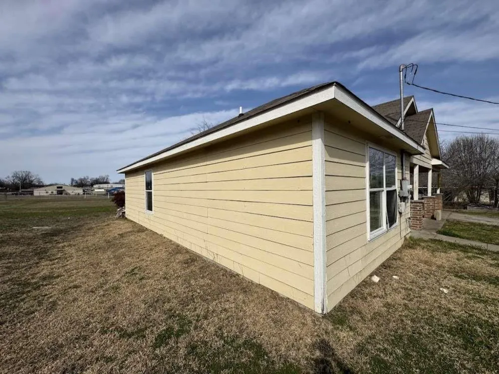 1009 W Houston Street Clarksville, TX 75426