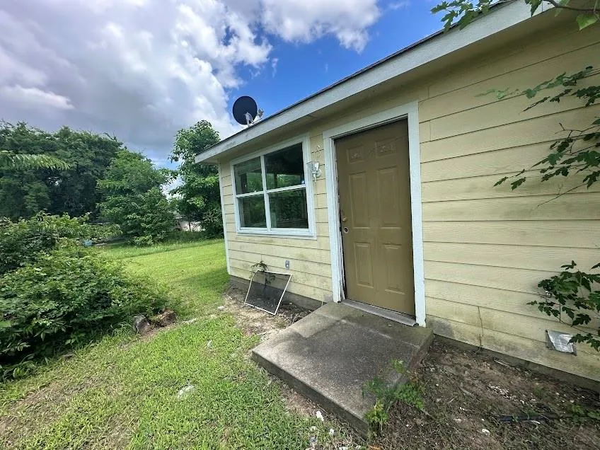 1009 W Houston Street Clarksville, TX 75426
