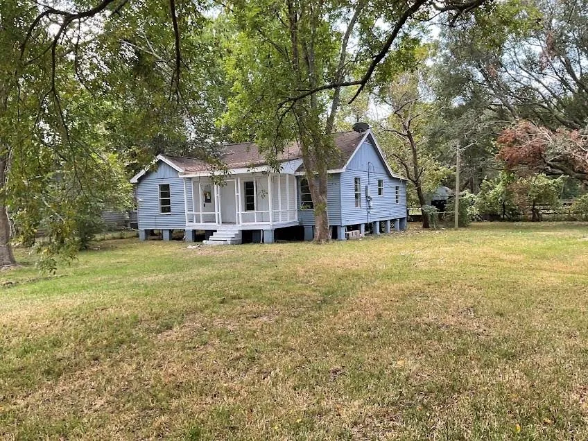 1414 Avenue K Danbury, TX 77534