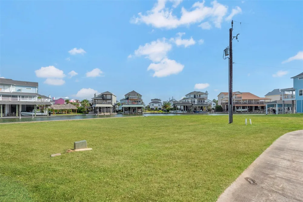 502 Neptune Circle Tiki Island, TX 77554