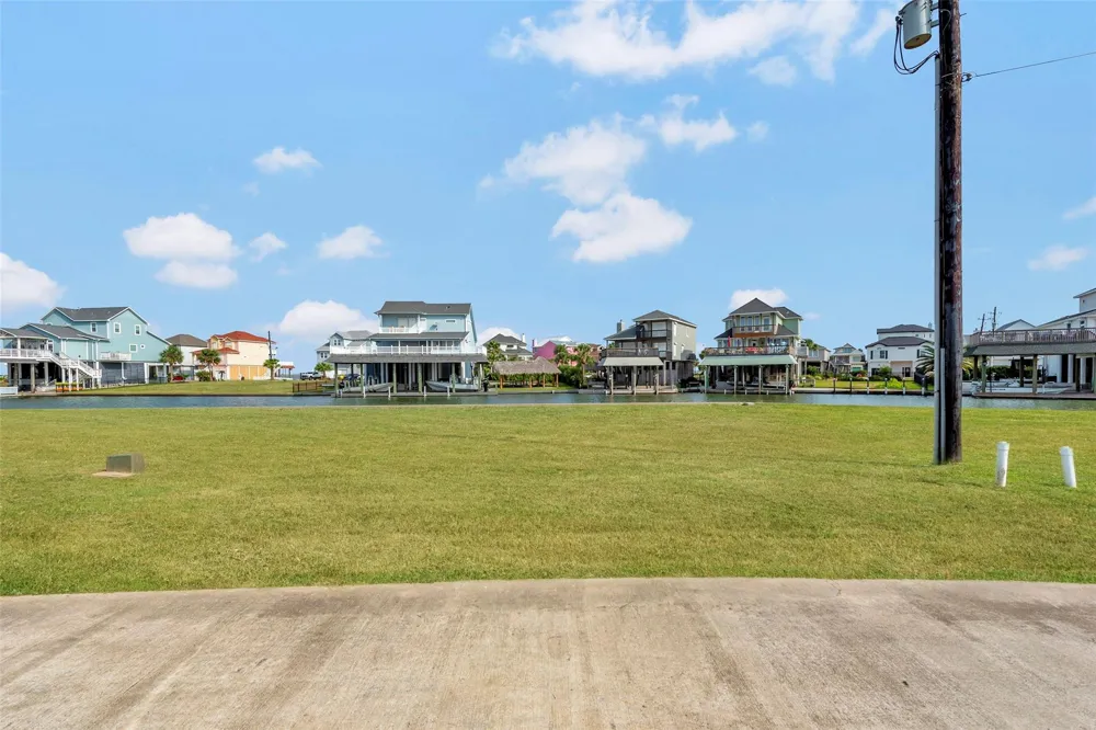 502 Neptune Circle Tiki Island, TX 77554