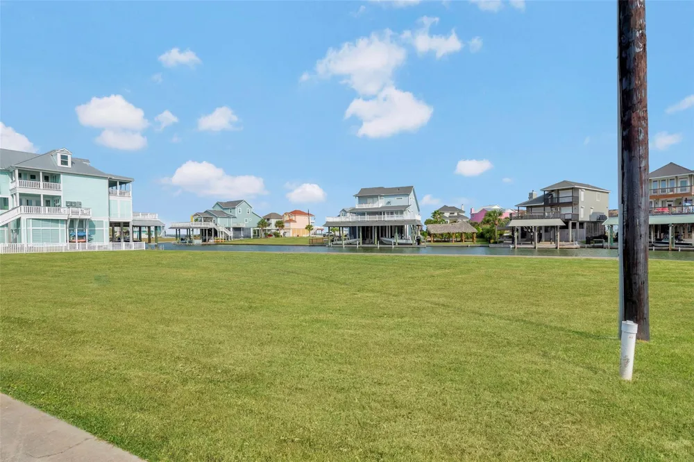 502 Neptune Circle Tiki Island, TX 77554
