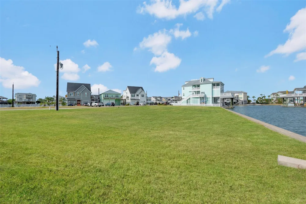 502 Neptune Circle Tiki Island, TX 77554