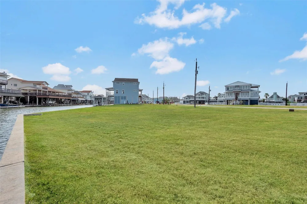 502 Neptune Circle Tiki Island, TX 77554