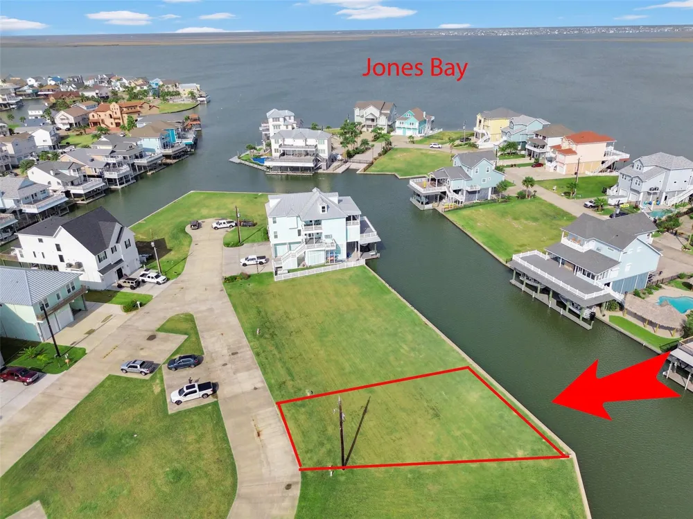 502 Neptune Circle Tiki Island, TX 77554