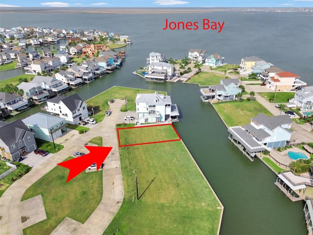 510 Neptune Circle Tiki Island, TX 77554
