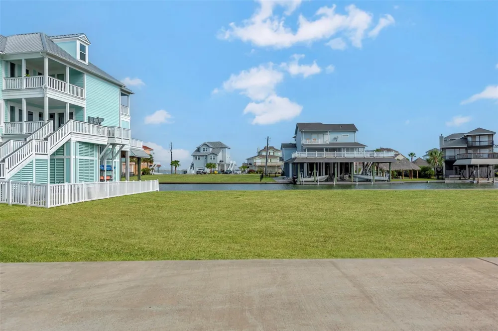 510 Neptune Circle Tiki Island, TX 77554