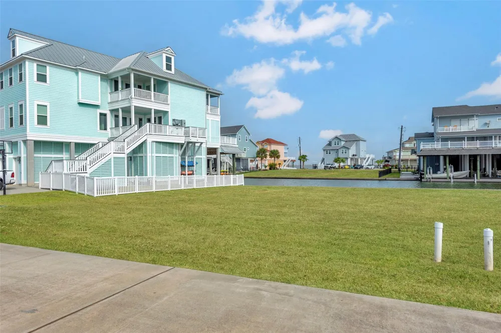 510 Neptune Circle Tiki Island, TX 77554