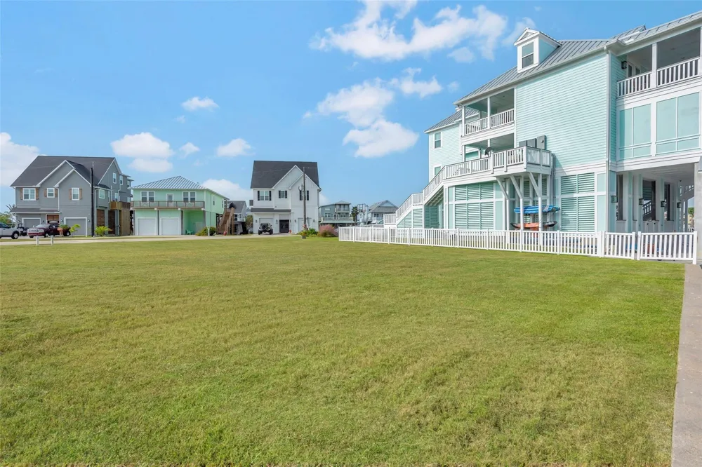 510 Neptune Circle Tiki Island, TX 77554