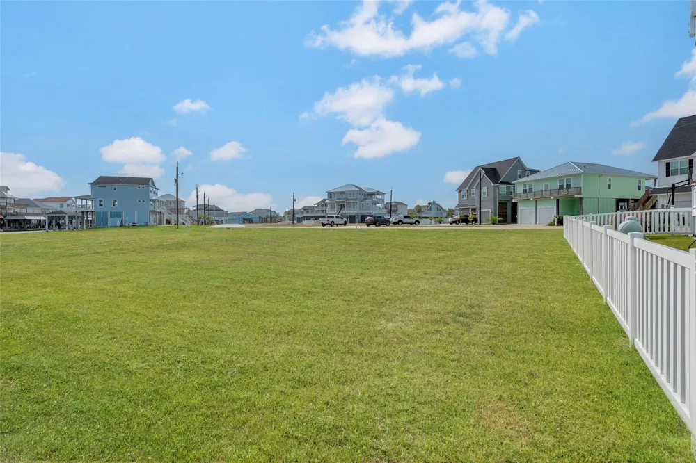 510 Neptune Circle Tiki Island, TX 77554