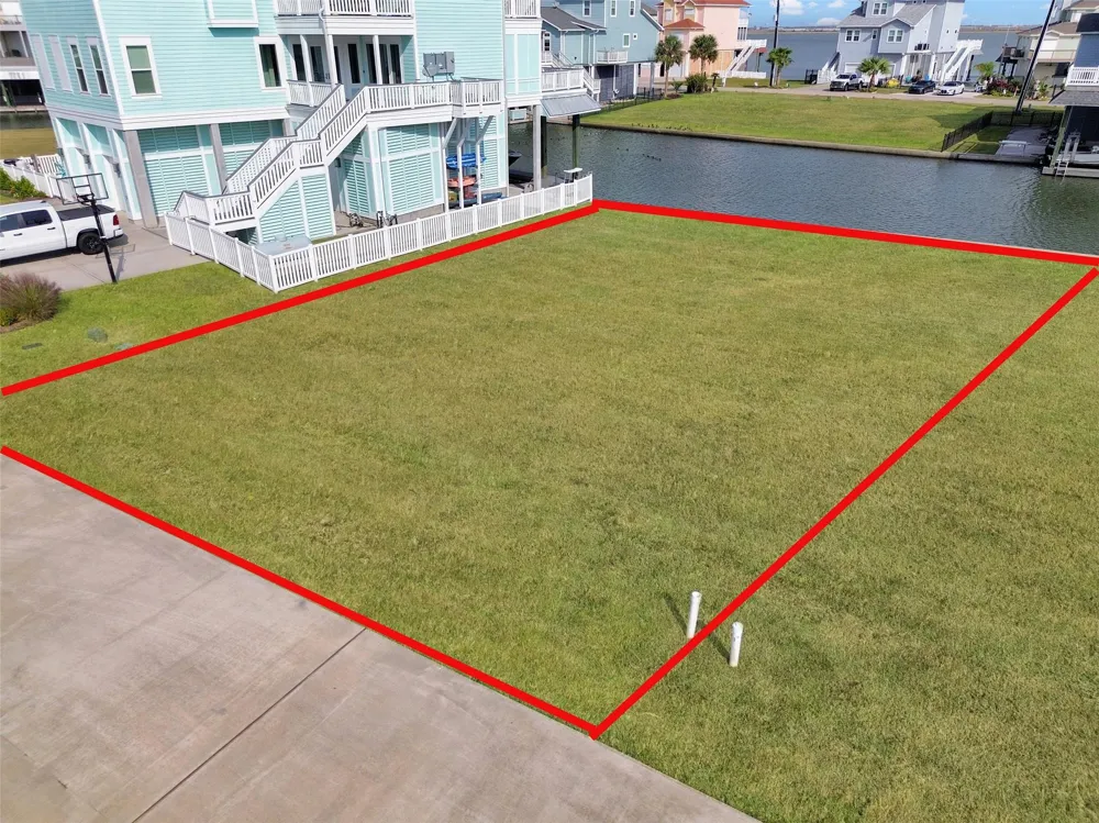 510 Neptune Circle Tiki Island, TX 77554