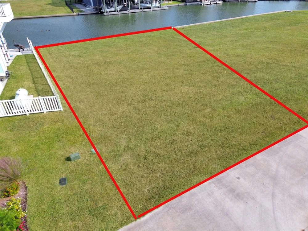 510 Neptune Circle Tiki Island, TX 77554