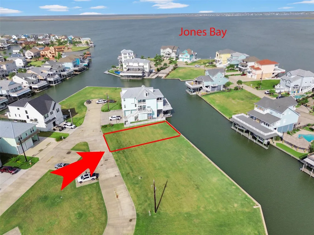510 Neptune Circle Tiki Island, TX 77554
