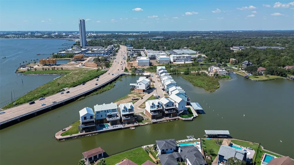 30 Commander Runco Lane Seabrook, TX 77586