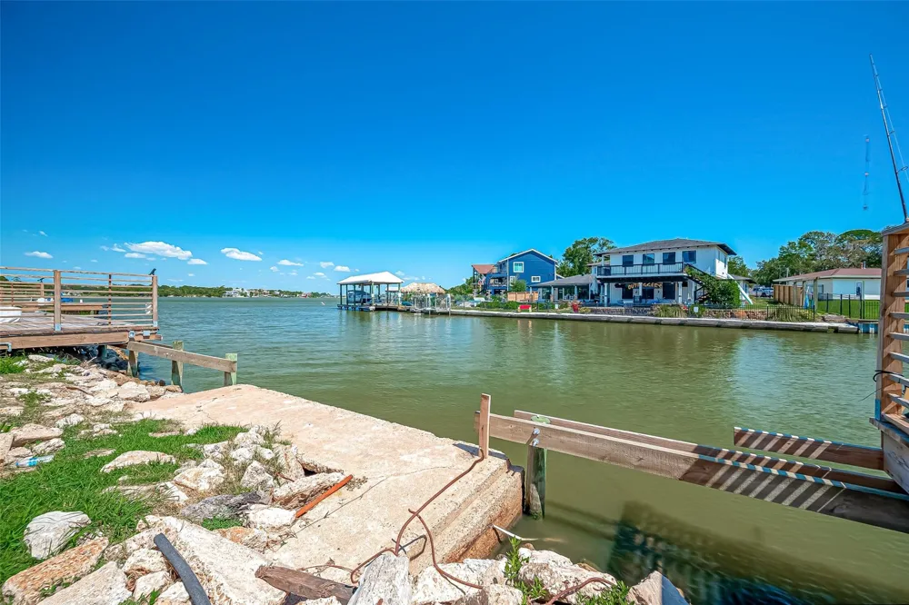30 Commander Runco Lane Seabrook, TX 77586